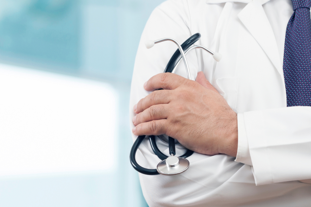 Medico con estetoscopio